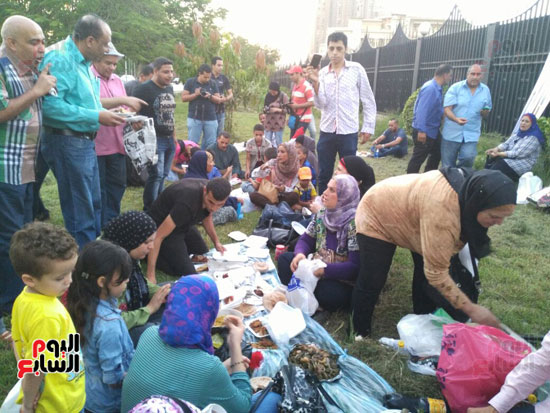 أنصار مبارك ينظمون إفطارا جماعيا أمام مستشفى المعادى العسكرى (7)