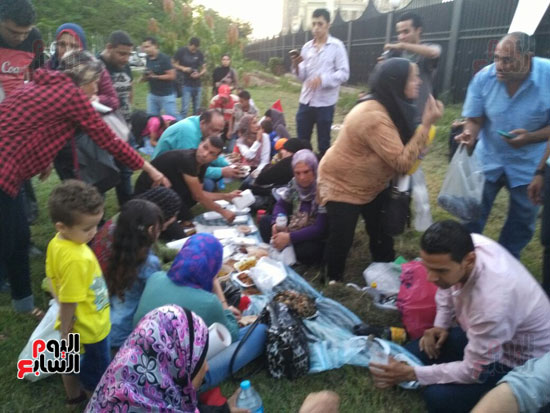 أنصار مبارك ينظمون إفطارا جماعيا أمام مستشفى المعادى العسكرى (8)