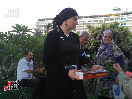 أنصار مبارك ينظمون إفطارا جماعيا أمام مستشفى المعادى العسكرى (9)