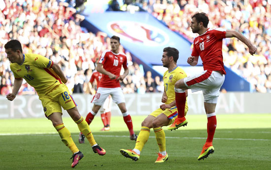 سويسرا يقترب من التأهل بعد التعادل مع رومانيا فى يورو 2016 (10)
