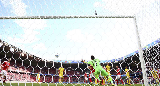 سويسرا يقترب من التأهل بعد التعادل مع رومانيا فى يورو 2016 (7)