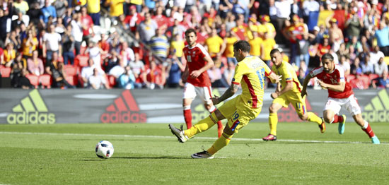 سويسرا يقترب من التأهل بعد التعادل مع رومانيا فى يورو 2016 (8)