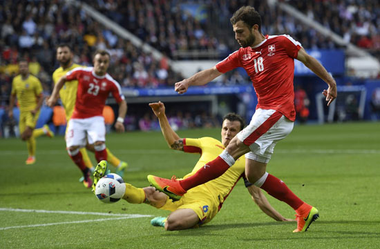 سويسرا يقترب من التأهل بعد التعادل مع رومانيا فى يورو 2016 (17)