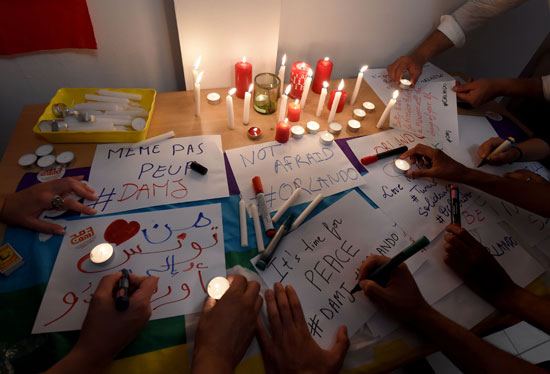 اشعال الشموع فى تونس للتضامن مع ضحايا حادث الملهى الليلى بفلوريدا (1)