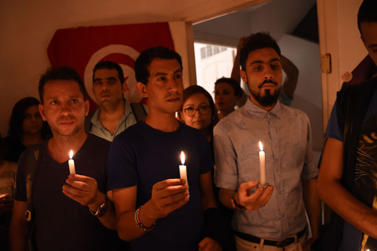 اشعال الشموع فى تونس للتضامن مع ضحايا حادث الملهى الليلى بفلوريدا (10)