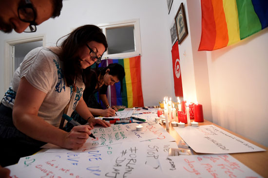 اشعال الشموع فى تونس للتضامن مع ضحايا حادث الملهى الليلى بفلوريدا (6)
