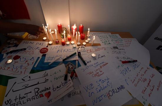 اشعال الشموع فى تونس للتضامن مع ضحايا حادث الملهى الليلى بفلوريدا (2)