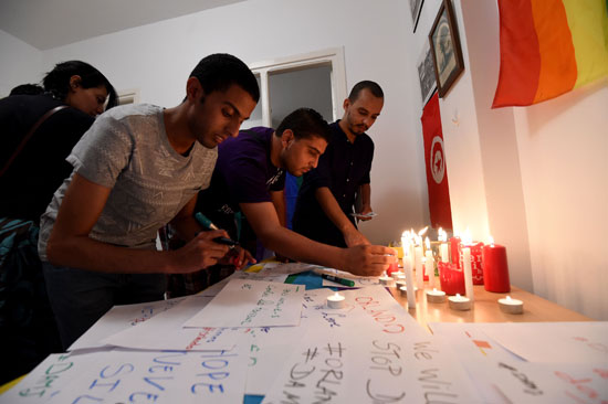اشعال الشموع فى تونس للتضامن مع ضحايا حادث الملهى الليلى بفلوريدا (3)