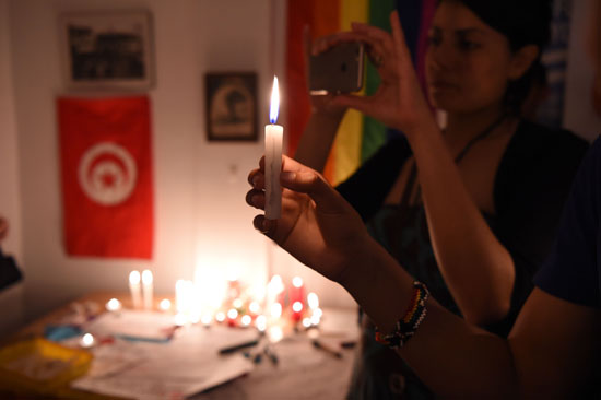 اشعال الشموع فى تونس للتضامن مع ضحايا حادث الملهى الليلى بفلوريدا (9)