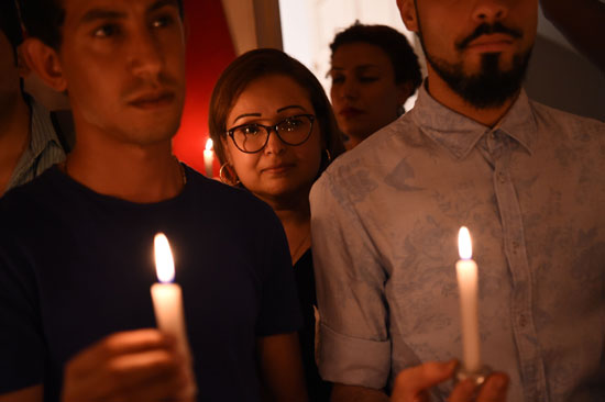 اشعال الشموع فى تونس للتضامن مع ضحايا حادث الملهى الليلى بفلوريدا (11)