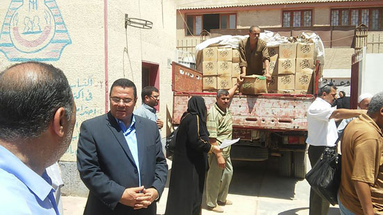 رئيس مدينة سمنود يوزع كراتين رمضان على الأسر الفقيرة (1)