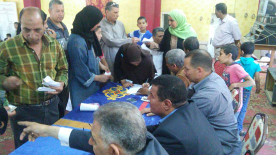 رئيس مدينة سمنود يوزع كراتين رمضان على الأسر الفقيرة (4)