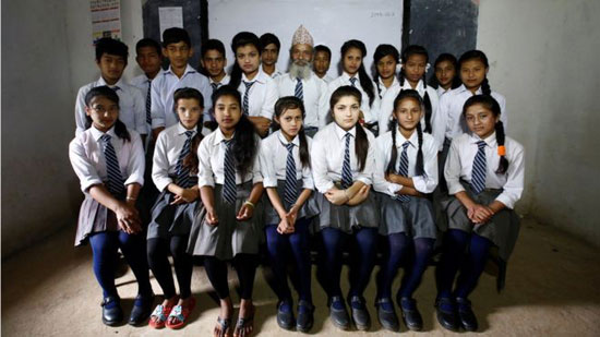 مسن نيبالى فى المدرسة (2)