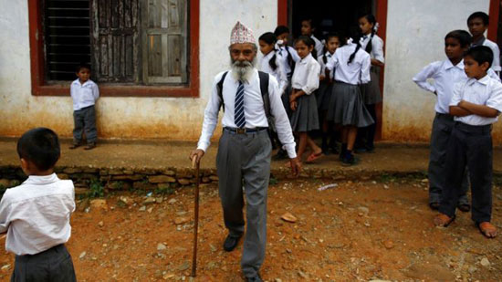 مسن نيبالى فى المدرسة (3)