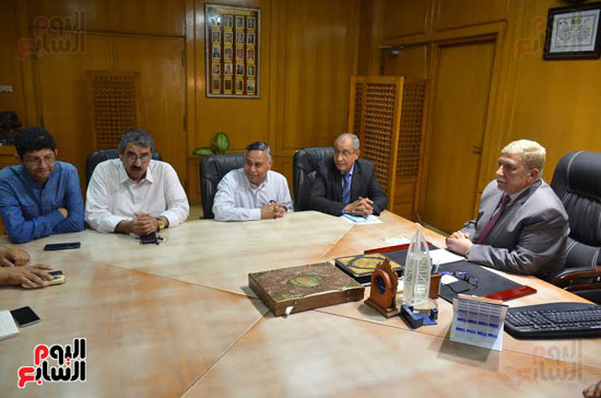 محافظ الإسماعيلية يلتقى وفد لجنة متابعة المشروعات بمجلس الوزراء (3)