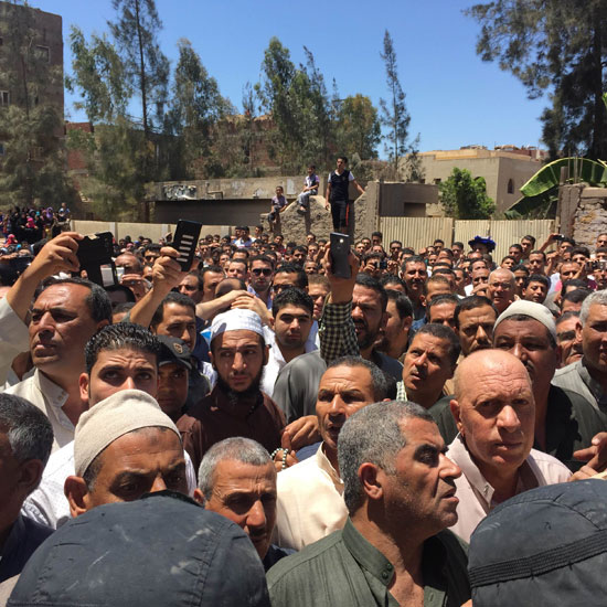 محافظ الغربية ومدير الأمن يتقدمان جنازة شهيد القوات المسلحة بالمحلة (5)