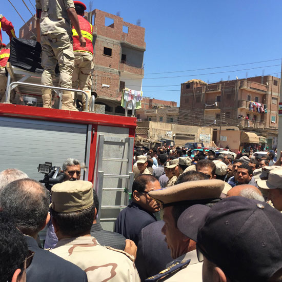 محافظ الغربية ومدير الأمن يتقدمان جنازة شهيد القوات المسلحة بالمحلة (9)