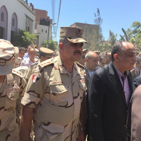 محافظ الغربية ومدير الأمن يتقدمان جنازة شهيد القوات المسلحة بالمحلة (11)