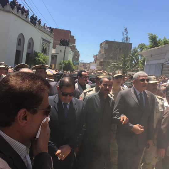 محافظ الغربية ومدير الأمن يتقدمان جنازة شهيد القوات المسلحة بالمحلة (12)