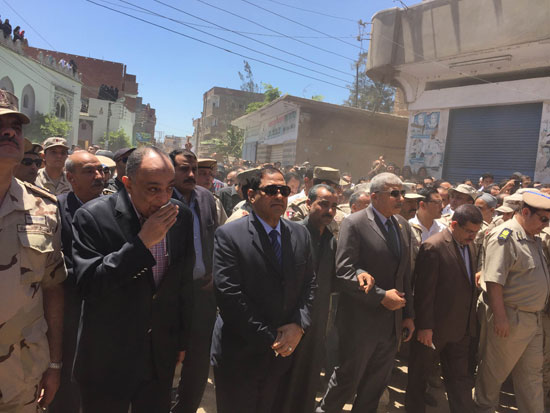 محافظ الغربية ومدير الأمن يتقدمان جنازة شهيد القوات المسلحة بالمحلة (13)