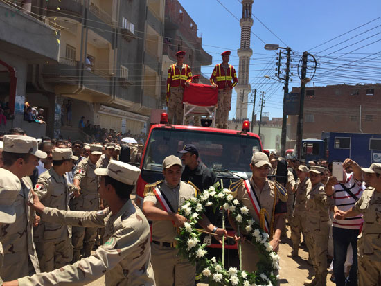 محافظ الغربية ومدير الأمن يتقدمان جنازة شهيد القوات المسلحة بالمحلة (14)