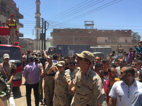 محافظ الغربية ومدير الأمن يتقدمان جنازة شهيد القوات المسلحة بالمحلة (16)