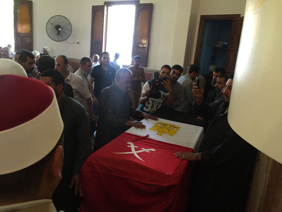 محافظ الغربية ومدير الأمن يتقدمان جنازة شهيد القوات المسلحة بالمحلة (1)