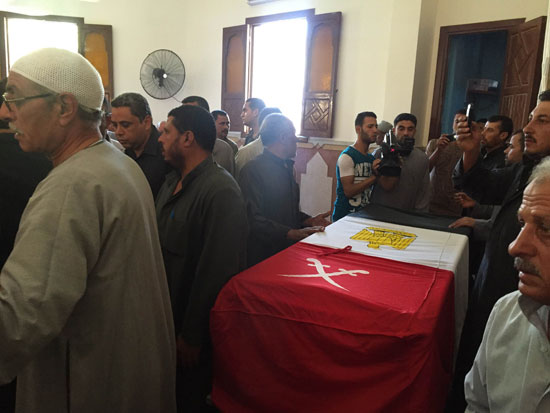 محافظ الغربية ومدير الأمن يتقدمان جنازة شهيد القوات المسلحة بالمحلة (2)