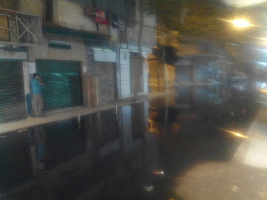  مياه الصرف تغمر شارع المعهد الدينى بالمنتزه (2)