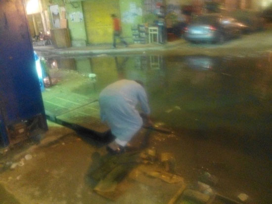  مياه الصرف تغمر شارع المعهد الدينى بالمنتزه (4)