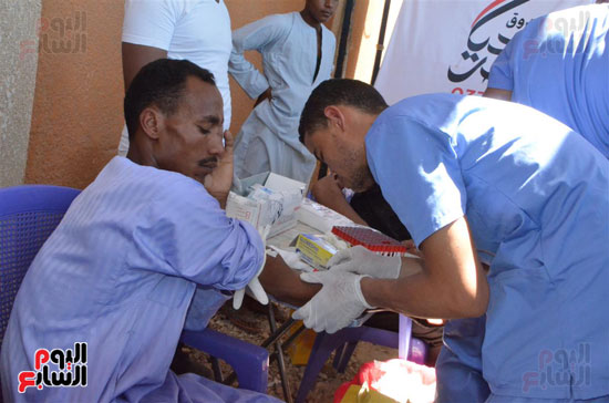 أول قافلة طبية بقرية علي بدر بإسنا (4)