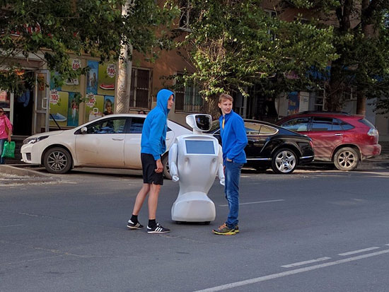 روبوت روسى يهرب من مقر الاختبار للشارع ويتسبب فى تعطل المرور (2)