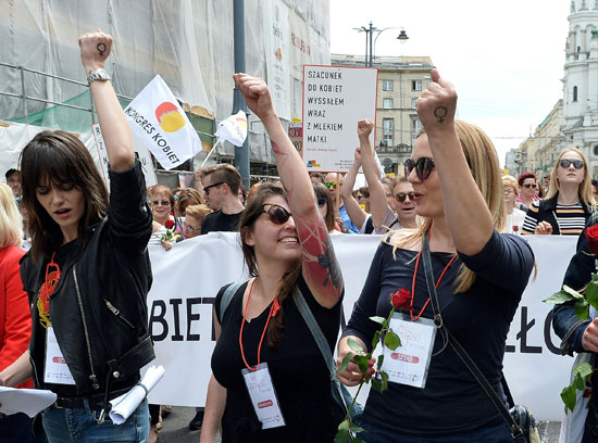آلاف المتظاهرين فى بولندا ضد منع الإجهاض (1)