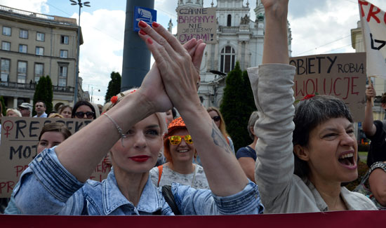 آلاف المتظاهرين فى بولندا ضد منع الإجهاض (3)