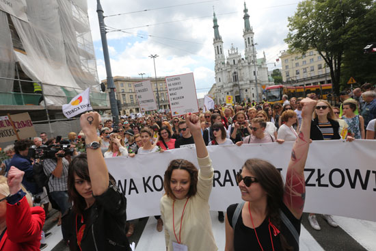 آلاف المتظاهرين فى بولندا ضد منع الإجهاض (10)