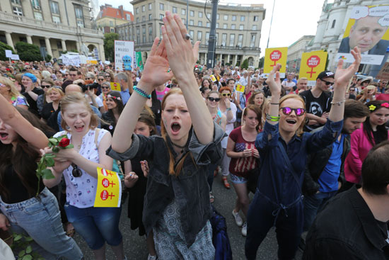 آلاف المتظاهرين فى بولندا ضد منع الإجهاض (11)