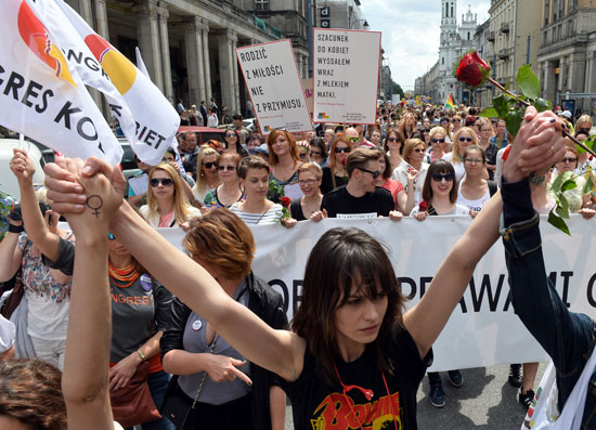 آلاف المتظاهرين فى بولندا ضد منع الإجهاض (4)