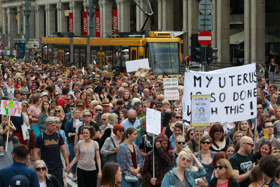 آلاف المتظاهرين فى بولندا ضد منع الإجهاض (8)