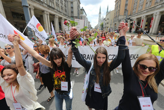 آلاف المتظاهرين فى بولندا ضد منع الإجهاض (9)