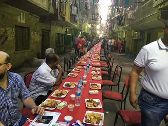 شباب إمبابة ينظمون إفطارا جماعيا لسكان شارع عزبة الصعايدة (1)