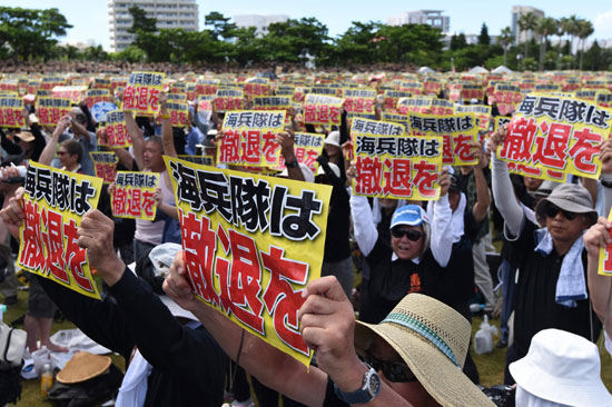 الآلاف يحتجون على القواعد الأمريكية فى أوكيناوا بعد مقتل امرأة يابانية (1)