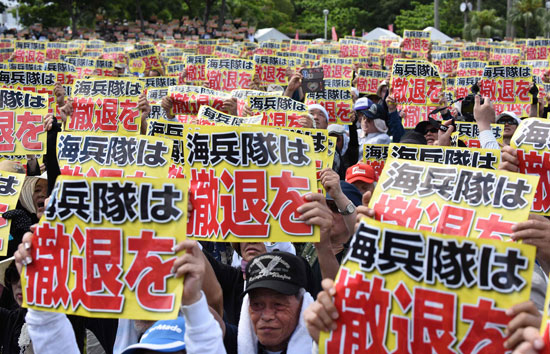 الآلاف يحتجون على القواعد الأمريكية فى أوكيناوا بعد مقتل امرأة يابانية (2)