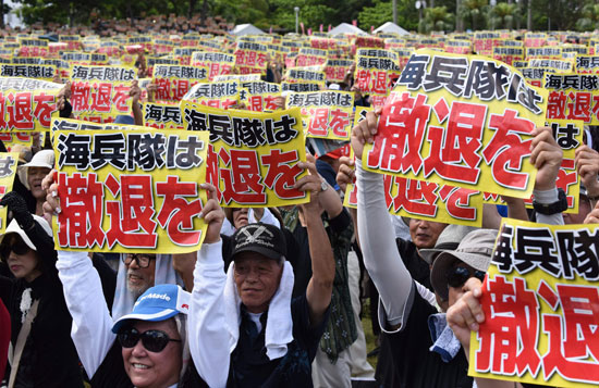 الآلاف يحتجون على القواعد الأمريكية فى أوكيناوا بعد مقتل امرأة يابانية (3)