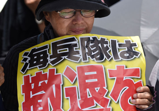 الآلاف يحتجون على القواعد الأمريكية فى أوكيناوا بعد مقتل امرأة يابانية (5)
