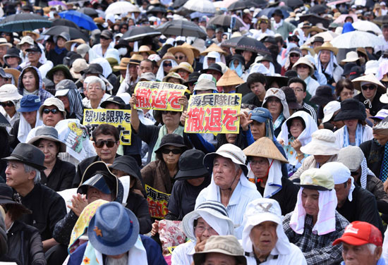 الآلاف يحتجون على القواعد الأمريكية فى أوكيناوا بعد مقتل امرأة يابانية (6)