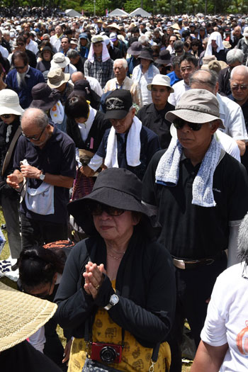 الآلاف يحتجون على القواعد الأمريكية فى أوكيناوا بعد مقتل امرأة يابانية (7)