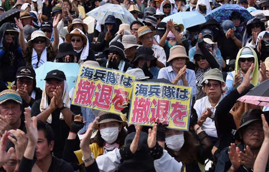 الآلاف يحتجون على القواعد الأمريكية فى أوكيناوا بعد مقتل امرأة يابانية (8)