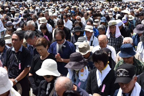 الآلاف يحتجون على القواعد الأمريكية فى أوكيناوا بعد مقتل امرأة يابانية (11)
