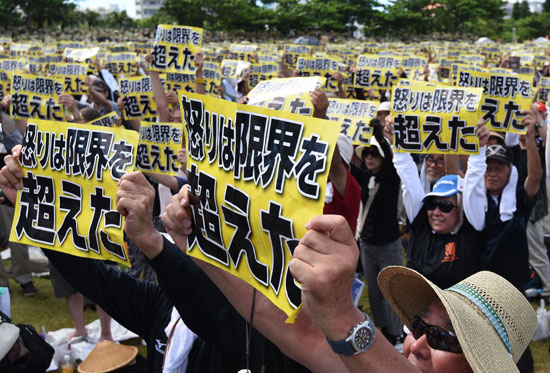 الآلاف يحتجون على القواعد الأمريكية فى أوكيناوا بعد مقتل امرأة يابانية (12)