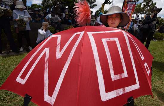 الآلاف يحتجون على القواعد الأمريكية فى أوكيناوا بعد مقتل امرأة يابانية (14)